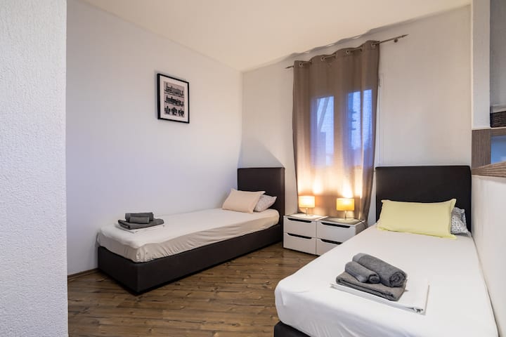 床可以作为双人床或两张独立的单人床使用。