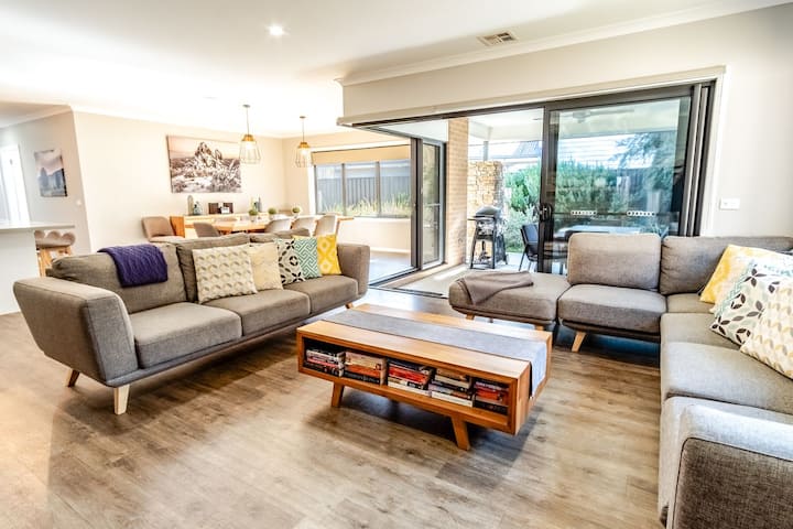 Amaroo - Spacious Family Home Close To Town - Bright