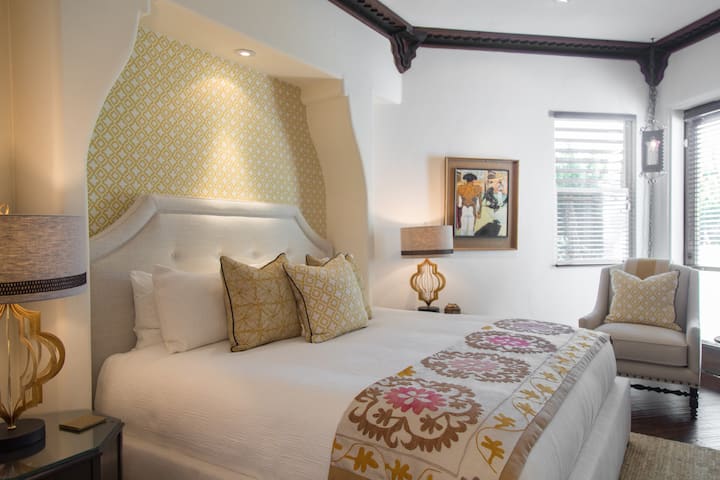 Добро пожаловать в вашу роскошную спальню с ванной комнатой, наполненную естественным светом. Расслабьтесь в мягком кресле, идеально подходящем для чтения уютной книги, и насладитесь просторной гардеробной. Элегантная мебель создает шикарную и спокойную атмосферу для вашего идеального отдыха.