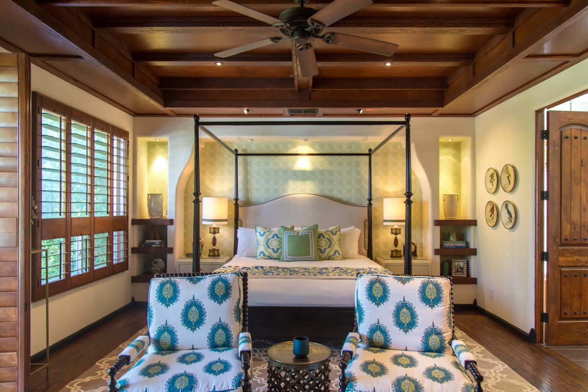 Насладитесь роскошью в просторной спальне с кроватью размера King size, роскошным постельным бельем, уютными креслами и гардеробной. Наслаждайтесь прямым доступом к патио и бассейну для комфортного отдыха в помещении и на открытом воздухе. Расслабьтесь, позагорайте и отдохните в своем личном оазисе.