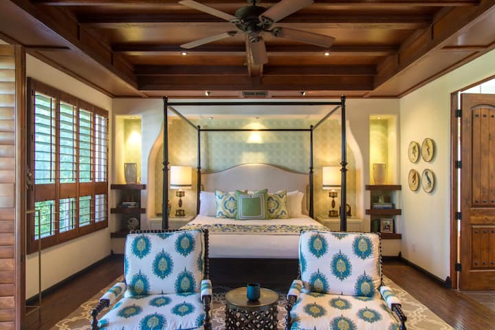 Насладитесь роскошью в просторной спальне с кроватью размера King size, роскошным постельным бельем, уютными креслами и гардеробной. Наслаждайтесь прямым доступом к патио и бассейну для комфортного отдыха в помещении и на открытом воздухе. Расслабьтесь, позагорайте и отдохните в своем личном оазисе.