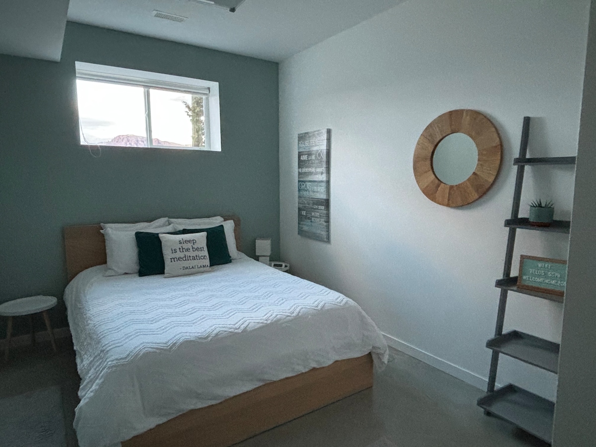 Cama de tamaño queen muy cómoda con ropa de cama de primera calidad.