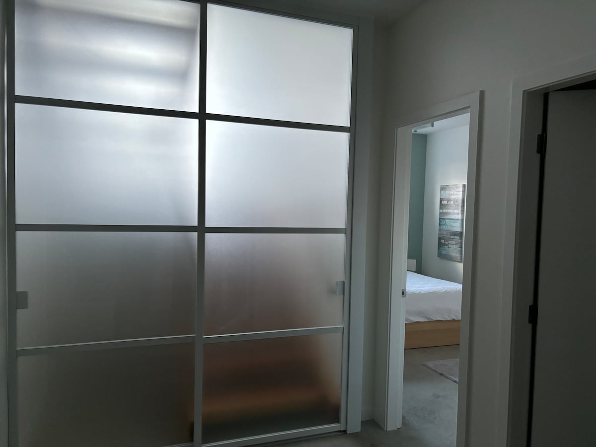 Puerta para separar la casa de la suite, con mecanismo de bloqueo. 