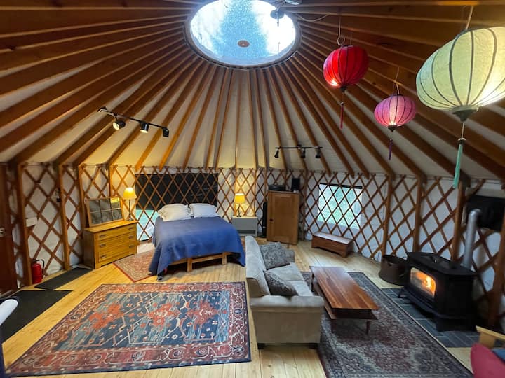 Guests frequently comment on how comfortable the Leesa queen bed is. We provide plenty of extra comforters, pillows, and sheets.