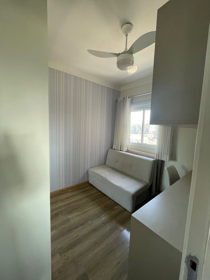 חדר זמין לאירוח.
ספה נפתחת/זוג. שולחן עבודה; ארון גדול עם מראה; מאוורר תקרה, 
אני מאשר/ת רק אדם אחד. 