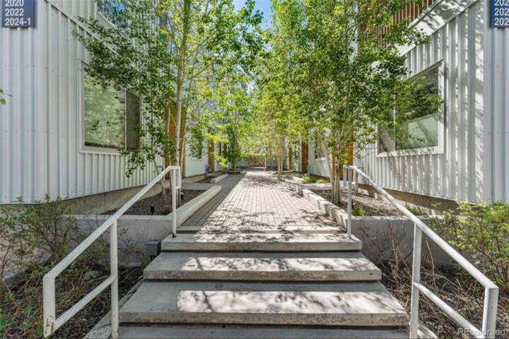 Gorgeous LoHi townhome w/rooftop near all stadiums gallery image 3