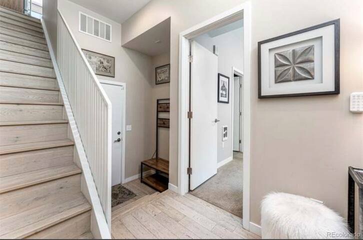 Gorgeous LoHi townhome w/rooftop near all stadiums gallery image 4