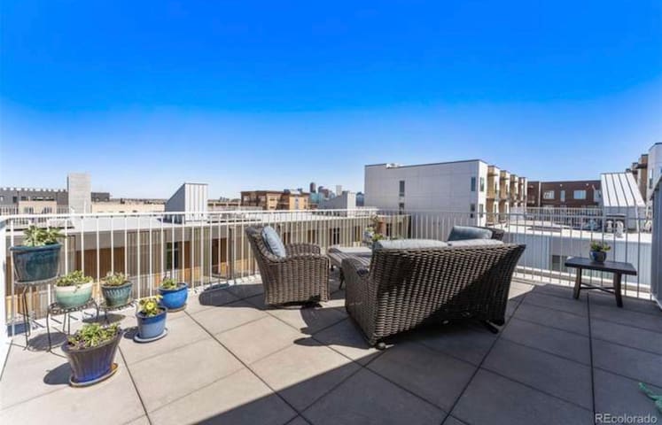 Gorgeous LoHi townhome w/rooftop near all stadiums