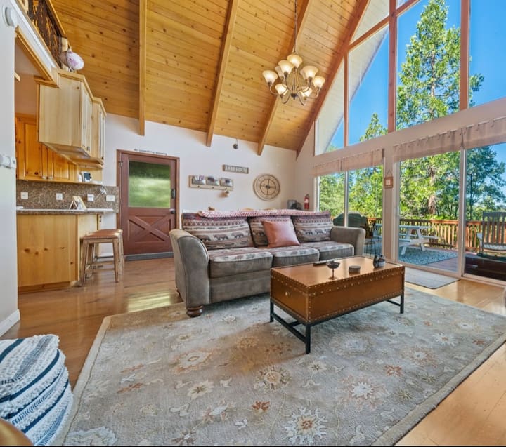 Views, Views, Views! 3 Bed/2 Bath + Loft Sleeps 8 - Crestline, CA