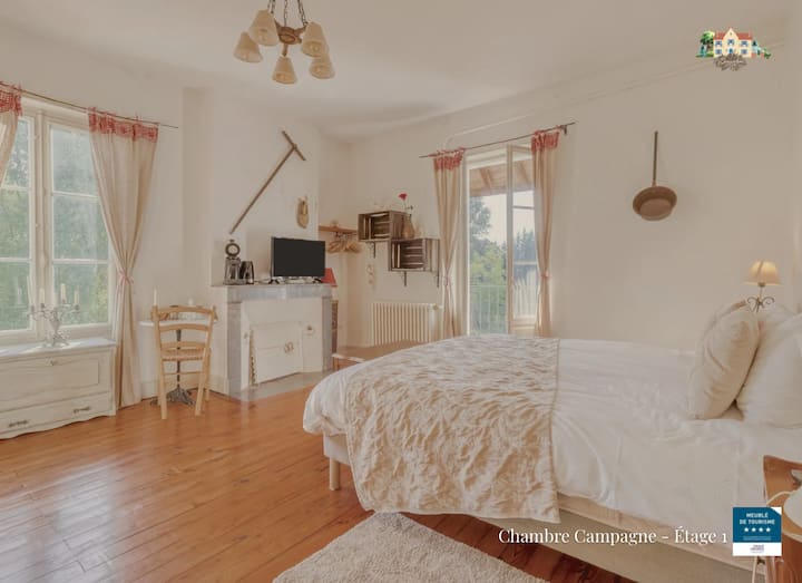 Priestranná hlavná suita s rozlohou 20 m2 a vidieckym dekorom pre milovníkov poézie. Možnosť rozdeliť posteľ 180 x 200 na 2 jednolôžka 90 x 200. Samostatná toaleta a otvorená kúpeľňa so závesmi pre súkromie.