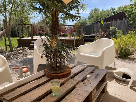 Quiet house for 6/8 people, Large Garden and pool