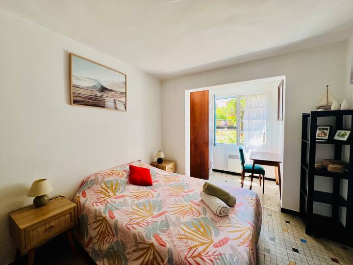 ~ Chambre 2 ~ 

מיטה זוגית 140x200 
+ חדר רחצה
חלון גן של הדירה ב - R+1