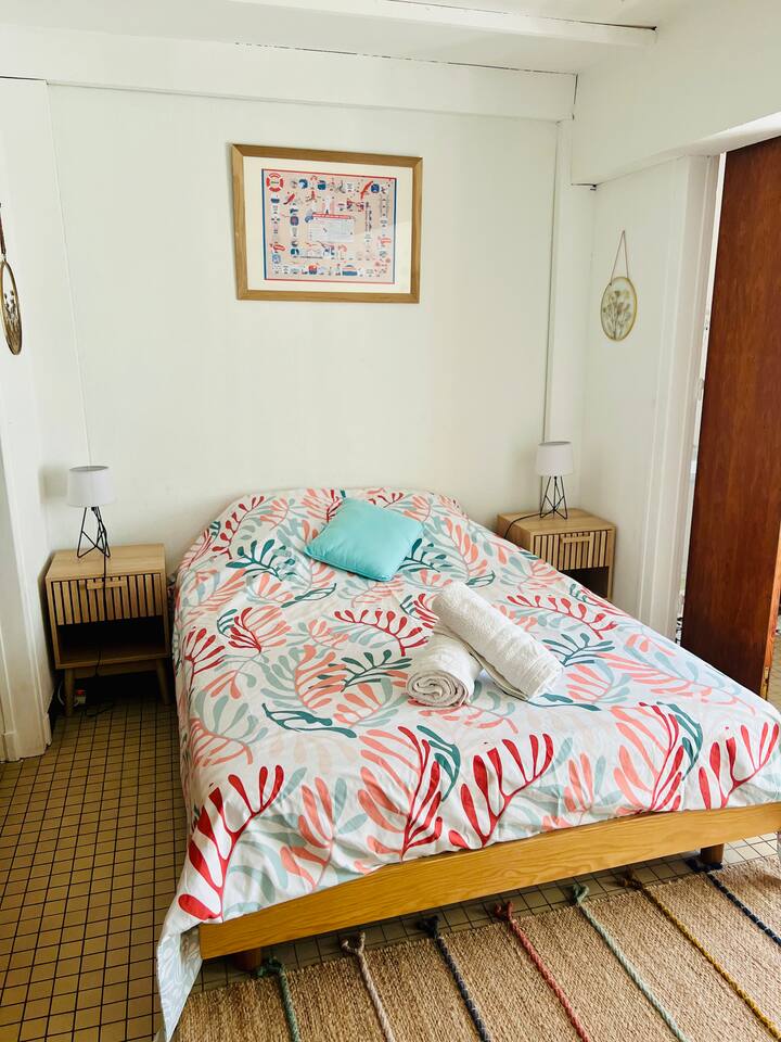 ~ חדר שינה 1 ~ 

מיטה זוגית 140x200 ומיטת יחיד 90x200 
כיור ארון. 
חלון הגינה של הדירה בקומה R+1