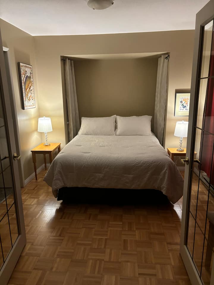 Dormitorio separado con cama tamaño queen y baño privado.