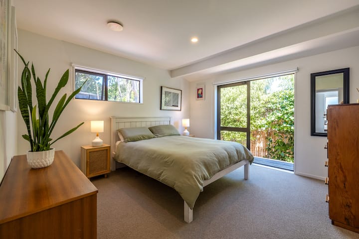 Master bedroom with queen bed 