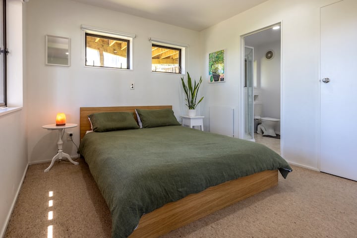 Samostalna jedinica u prizemlju s bračnim krevetom (150 × 203 cm). Ovaj je prostor savršen za tinejdžere ili bake i djedove kojima je potreban vlastiti prostor. 