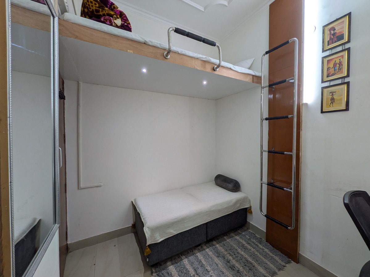 Pogled na dvosjed i ljestve do kreveta na kat