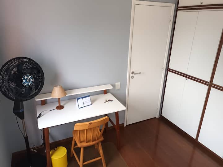 Pohľad na spálňu 1 s výhľadom z postele na vstupné dvere a domáce pracovisko