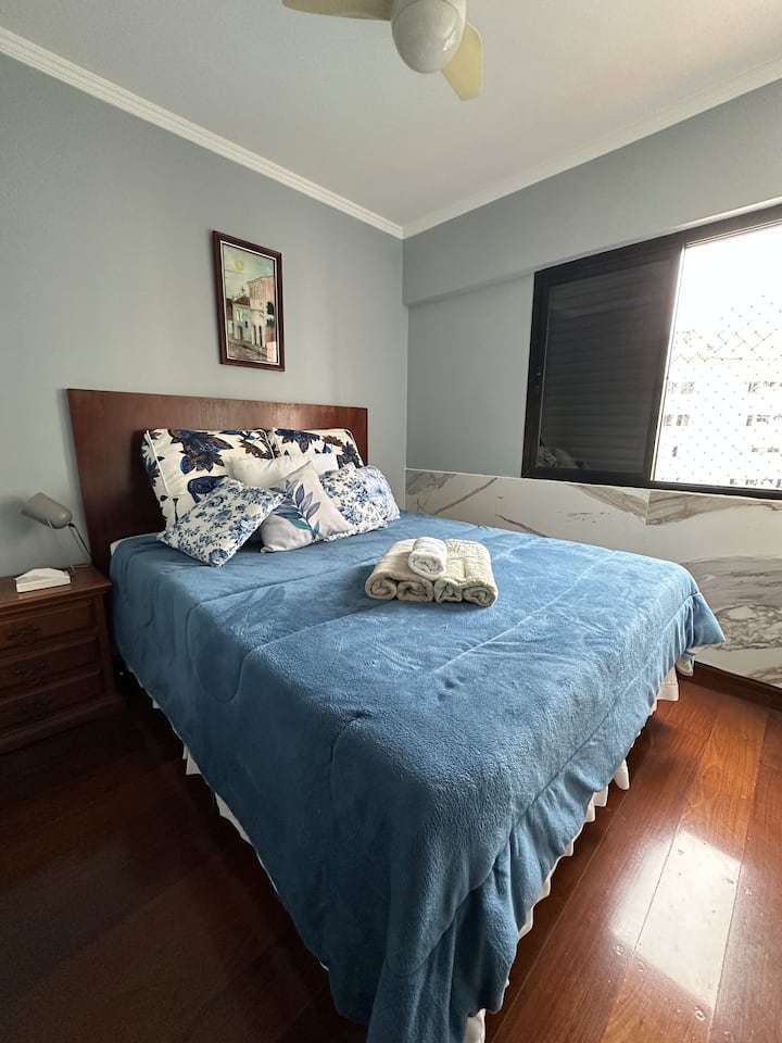 Apartmán s manželskou posteľou veľkosti Queen.