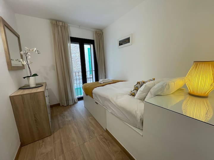 Chumba kidogo, bora kwa ajili ya kuweka kitanda cha mtoto, droo 4 nzuri za kuhifadhi nguo.