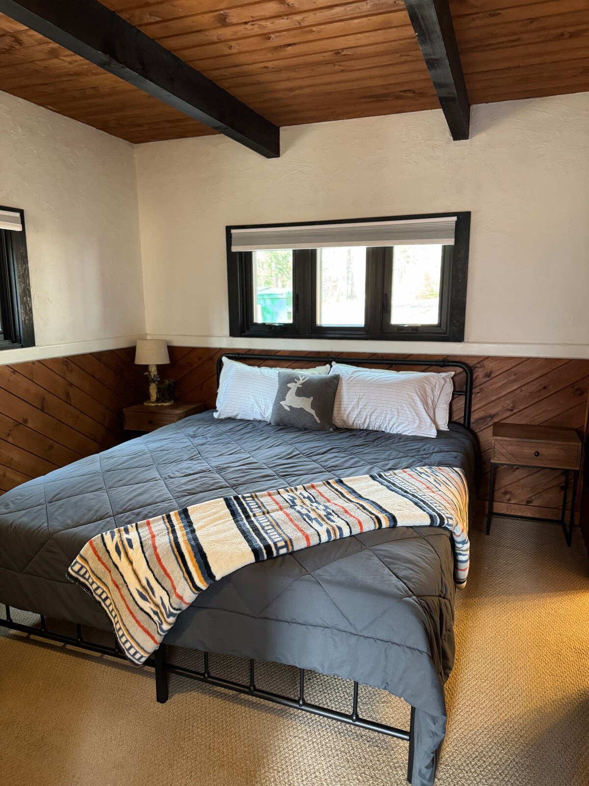 Manželská posteľ na hlavnom poschodí Spálňa 1