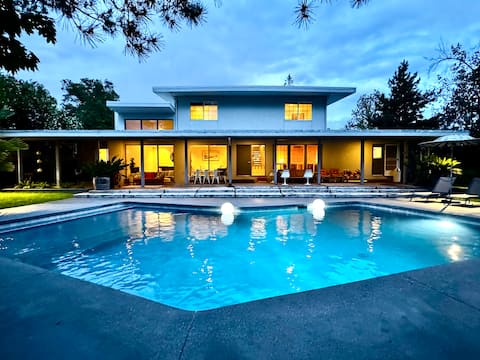 Midcentury Gem POOL & ACREAGE / Family Friendly