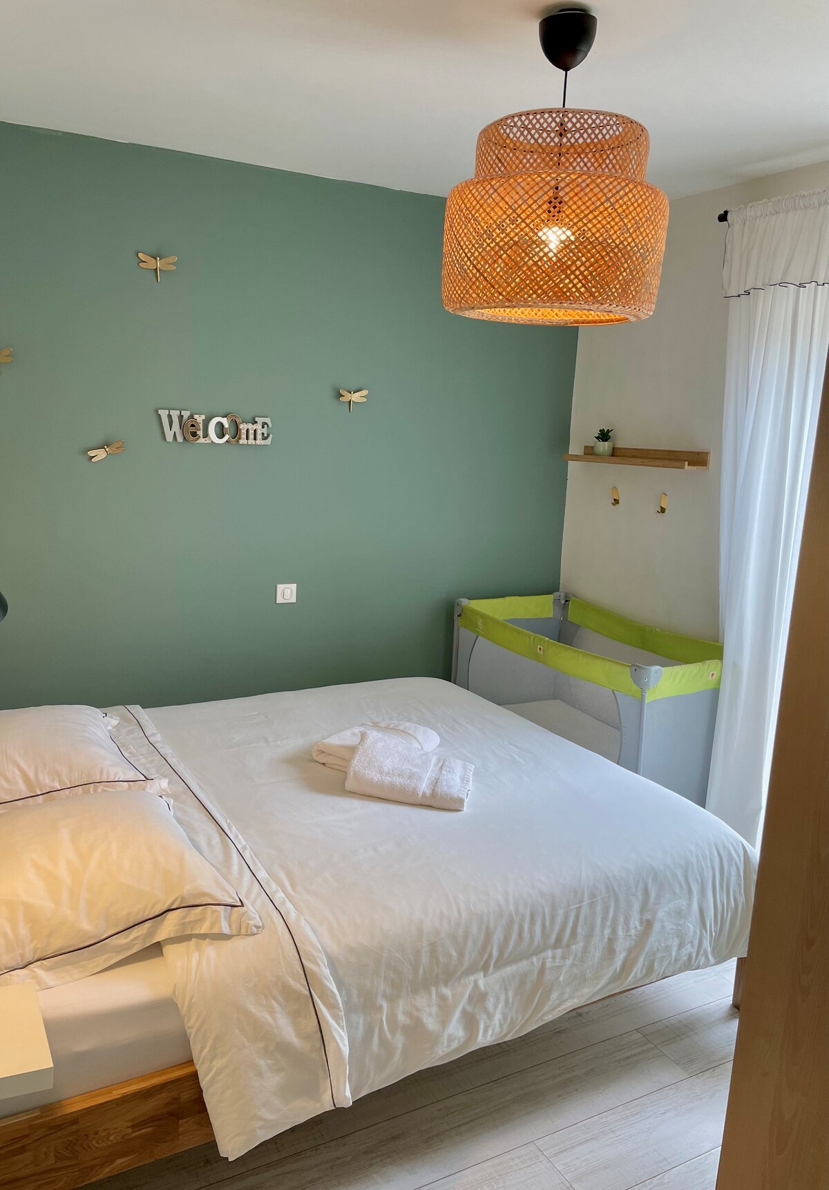 Gîte Reflet du soleil - air-conditioned bedroom with double bed, Le Thor