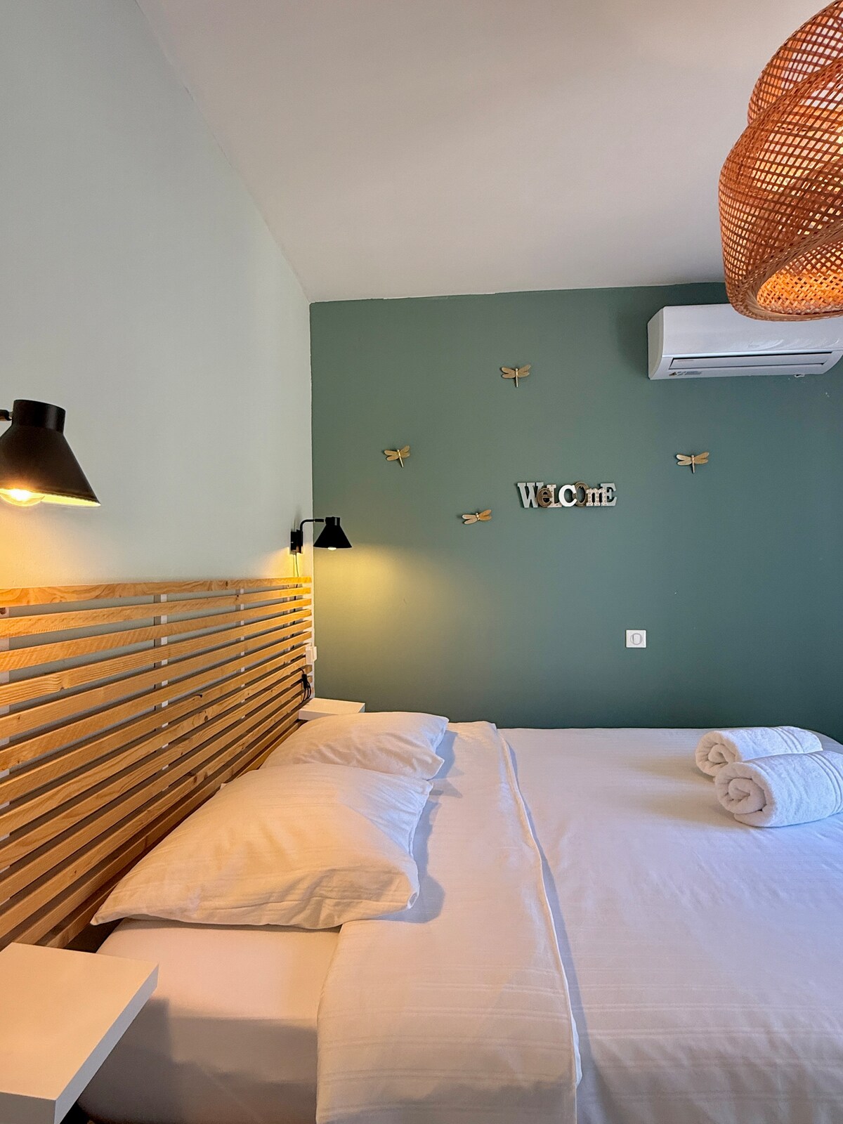 Gîte Reflet du soleil - air-conditioned bedroom with double bed, Le Thor