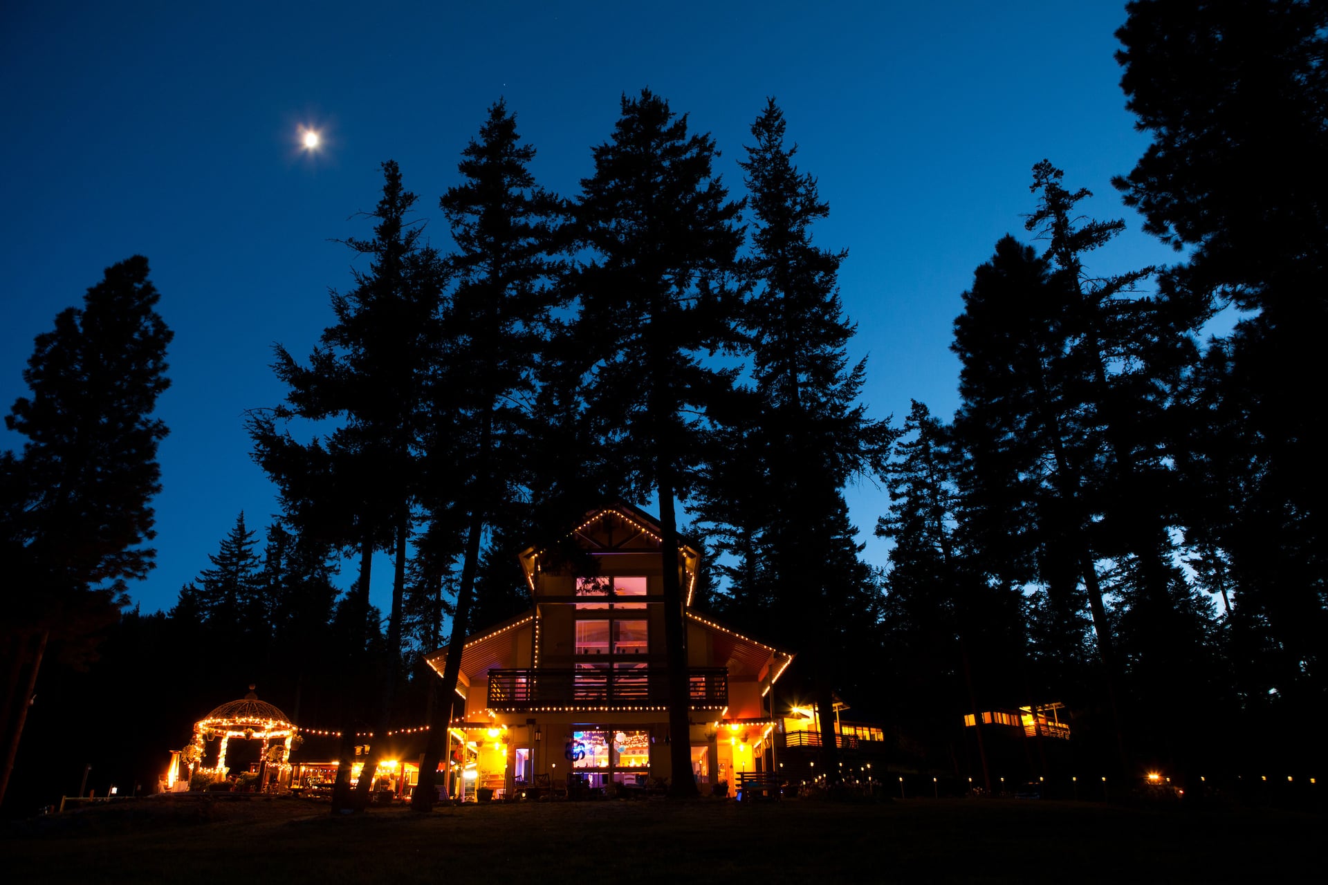 Private Retreat in the Woods op 20 Acres! Grand Lodge met 8 Studio Cabins !!