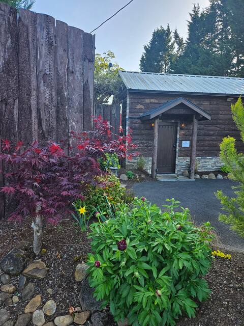 Romantic Cabin with Private Hot Tub