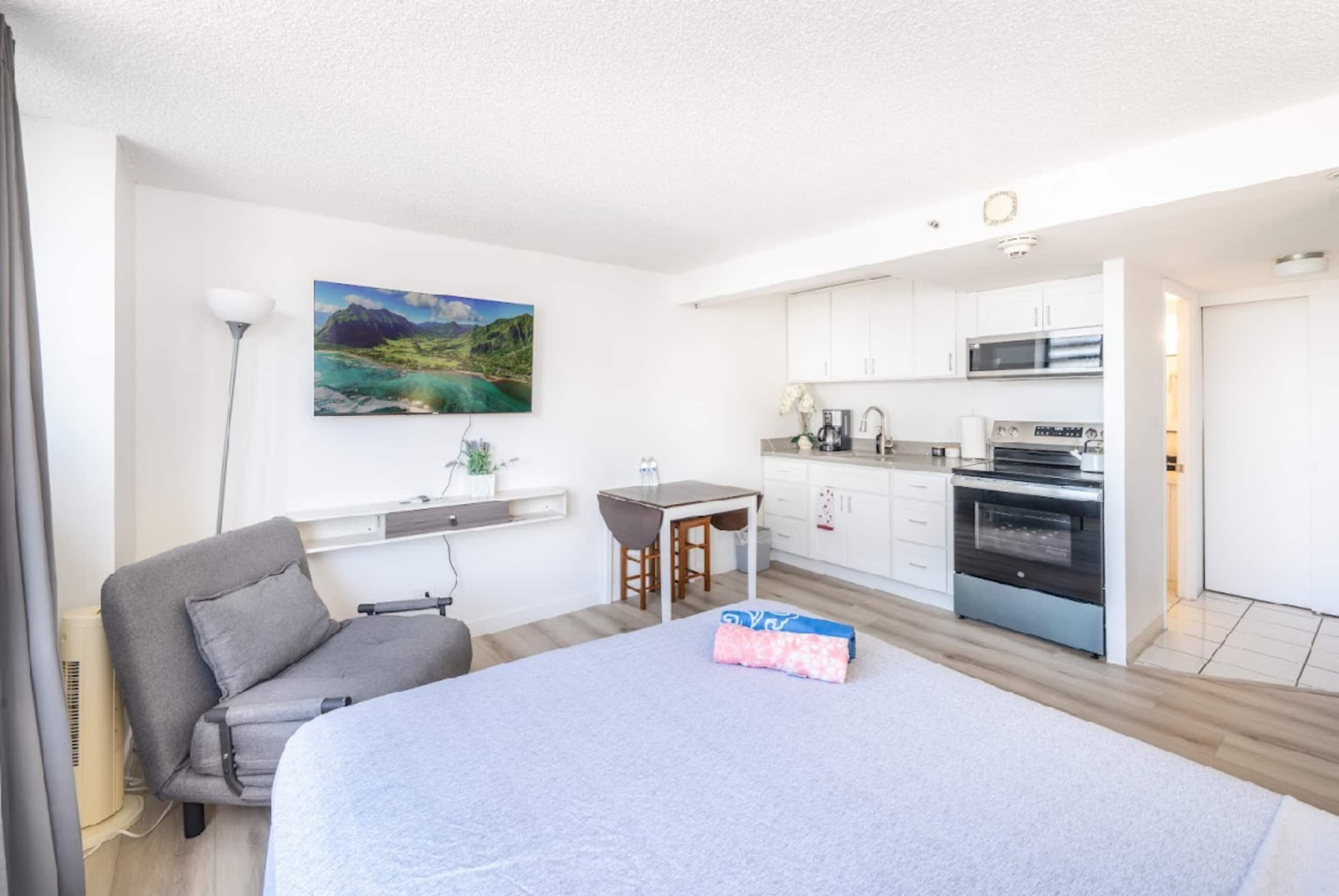 Condo in Honolulu · ★4.68 · Studio · 1 bed · 1 private bath - Image 8
