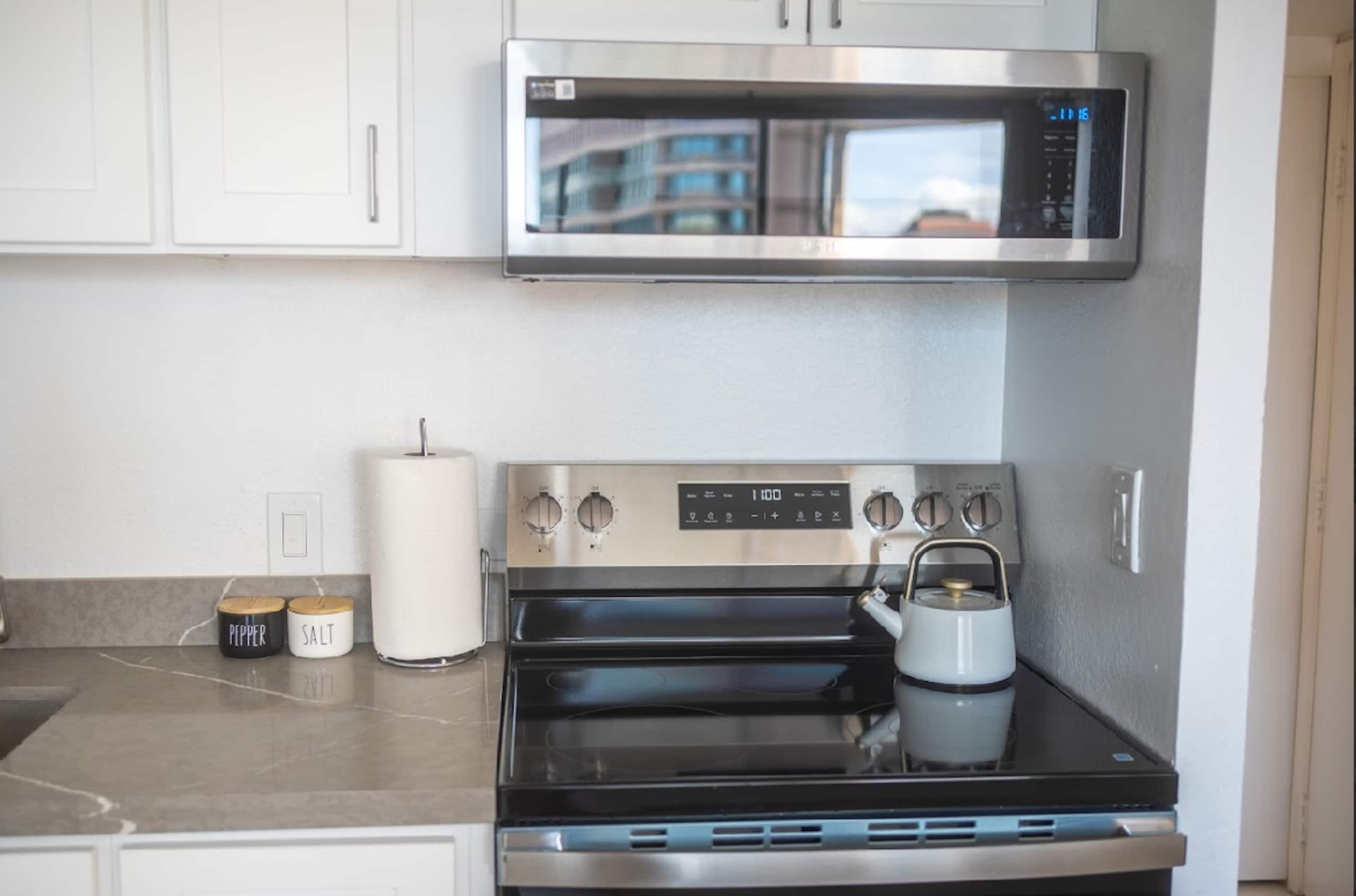 Condo in Honolulu · ★4.68 · Studio · 1 bed · 1 private bath - Image 4