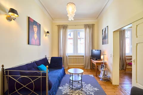 Popular Airbnb listing: Charming old building apartment with stucco ceilings in Kaiserslautern