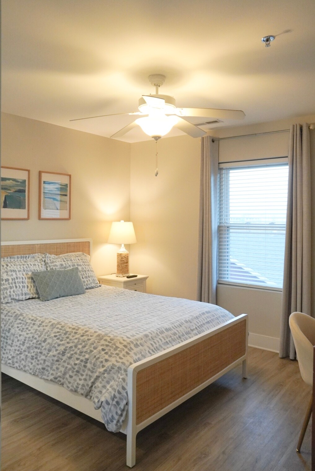 "The Lake Room ": ห้องจูเนียร์สวีทกว้างขวางพร้อมวิวทะเลสาบแคโรไลนาและห้องน้ำในตัวเต็มรูปแบบ โครงเตียงควีนไซส์ใหม่ล่าสุดโต๊ะทำงานและเก้าอี้และม่านกันแสงเพื่อการนอนหลับพักผ่อน