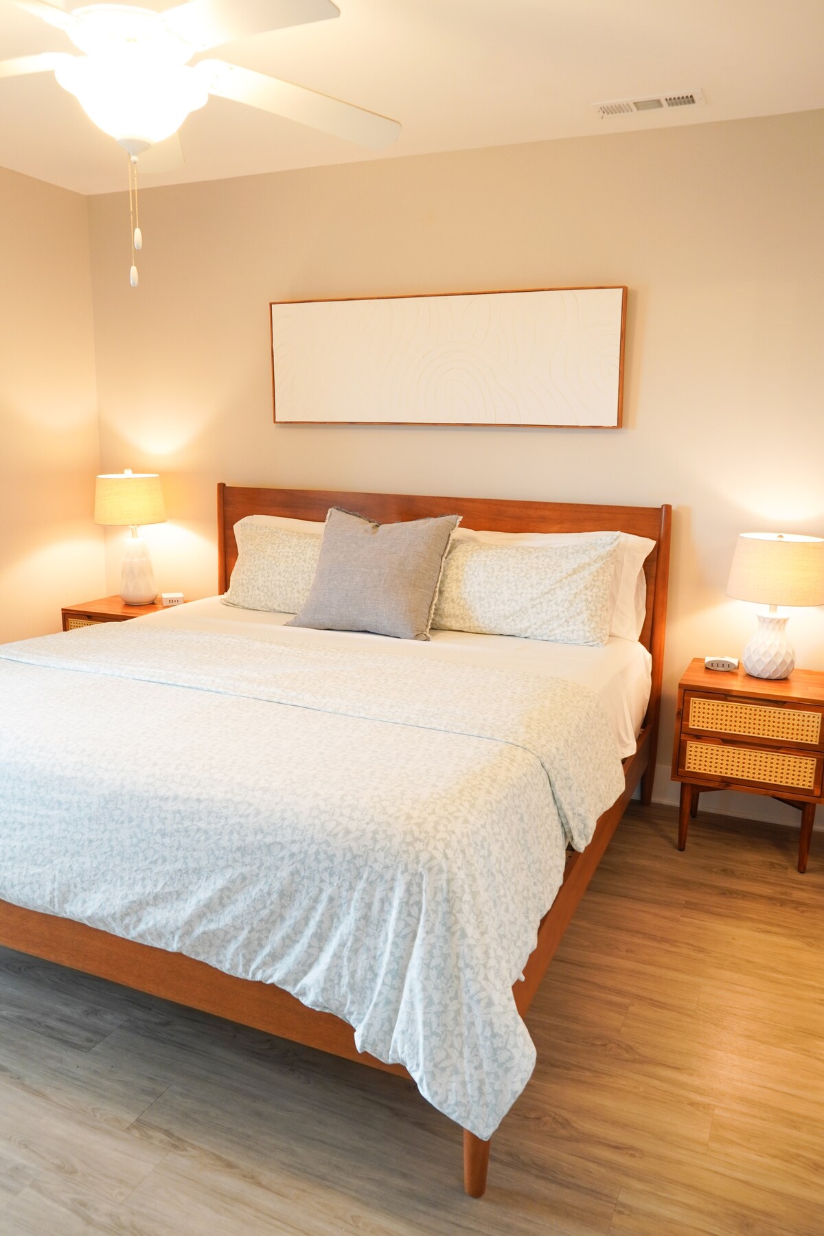 "The Beach Room ": ห้องนอนใหญ่ขนาดใหญ่พร้อมเตียงคิงไซส์และที่นอน Nectar Hybrid ใหม่ล่าสุดประตูกระจกบานเลื่อนไปยังลานบ้าน + วิวทะเลม่านทึบแสงตู้เสื้อผ้าแบบวอล์คอินห้องน้ำเต็มรูปแบบในตัวและพัดลมเพดาน