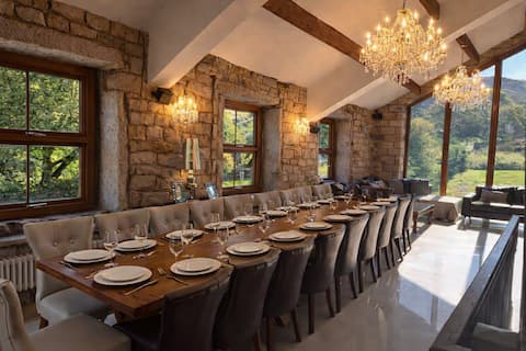 6 Star Lux Large House. Stunning views! Hot tub !