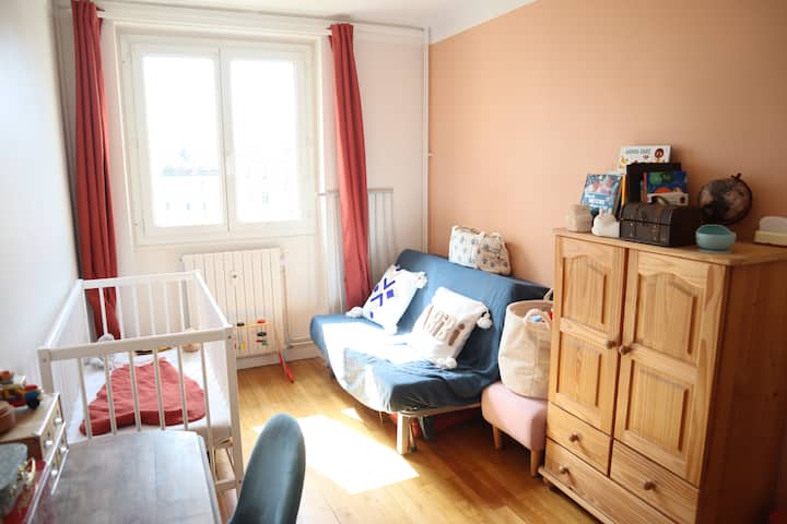 Chambre 2, canapé convertible et lit bébé