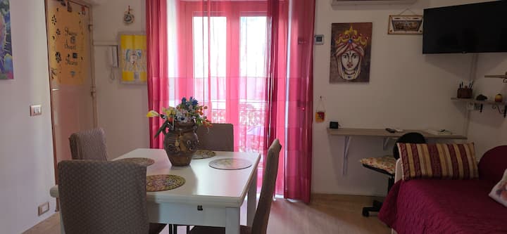 Sala con balcón con vista a la calle, sofá con 2 camas, cómoda mesa de comedor con 4 sillas, rincón para laptop, Wi-Fi de fibra ultrarrápido, TV inteligente, aire acondicionado split y ventilador de techo.