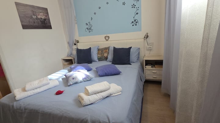 Recámara matrimonial con ventana y ventilador de techo