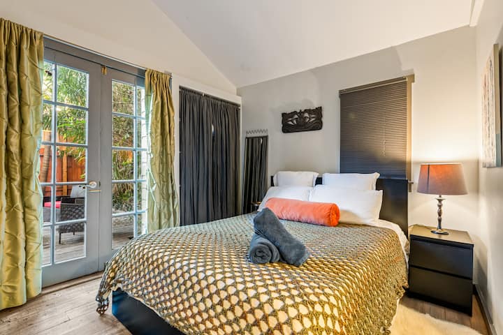 Oasis In Hollywood - West Hollywood, CA