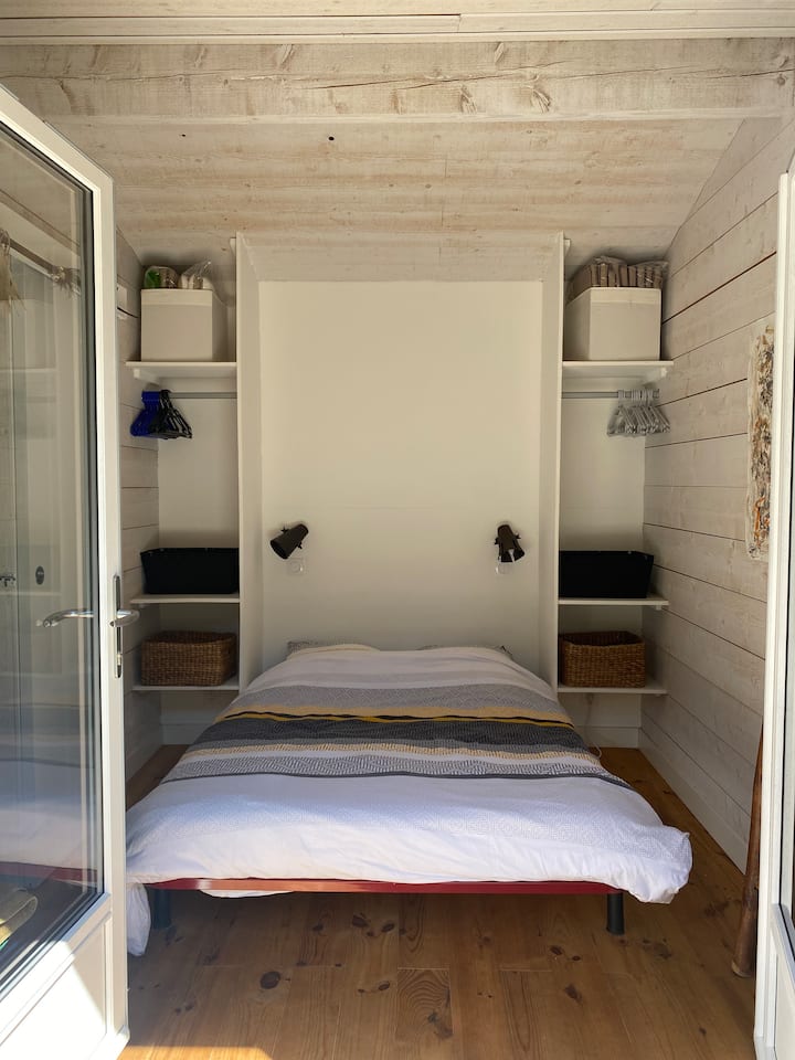 Hytteværelse med fælles bruser/toilet