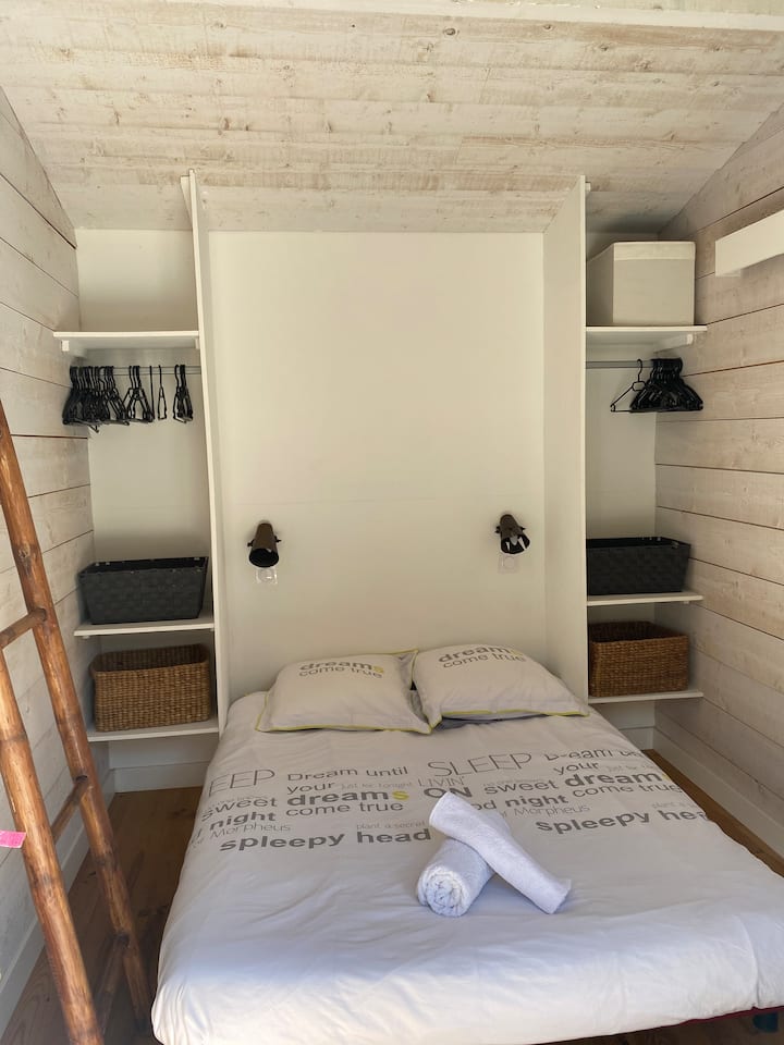 Hytteværelse med fælles bruser/toilet