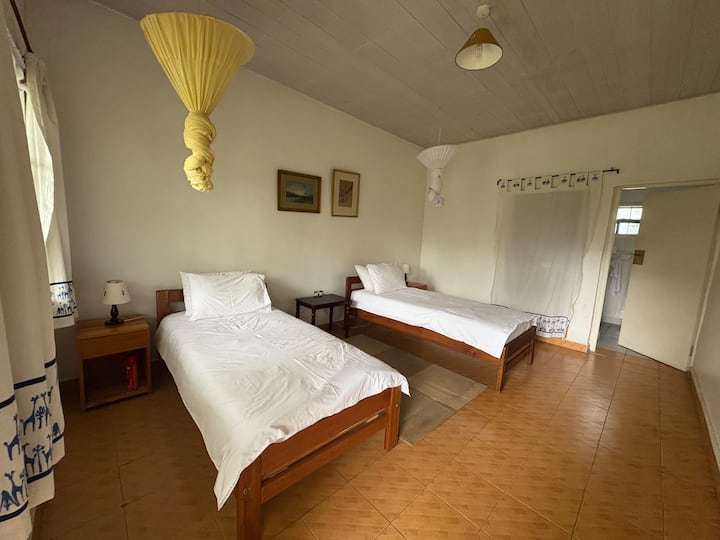 Имајте предвид дека има мрежа против комарци над креветот