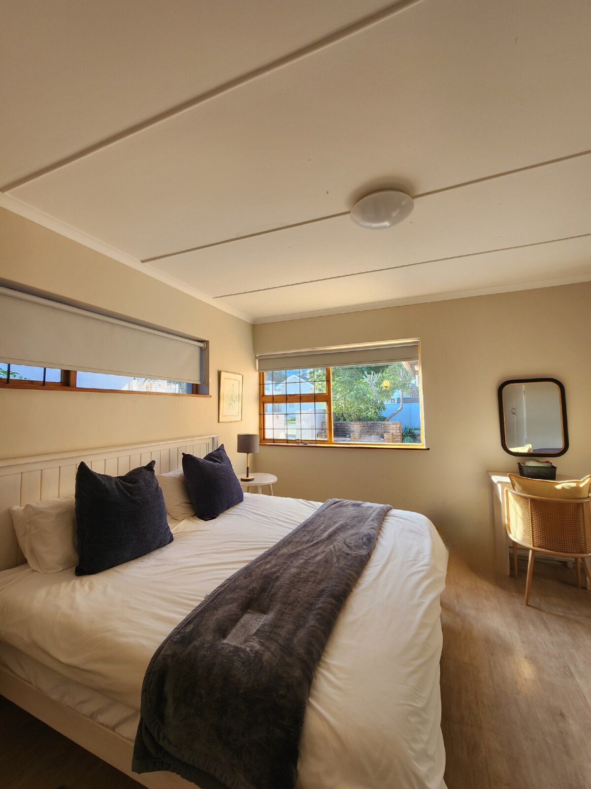 ห้องนอนหลักสว่างสวยงามพร้อมเตียงขนาดคิงไซส์ ตู้เสื้อผ้ากว้างขวาง และโต๊ะเครื่องแป้งพร้อมไดร์เป่าผม ห้องนี้มีห้องน้ำในตัวพร้อมโถสุขภัณฑ์และฝักบัว