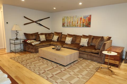 Top Airbnb: Beautiful, 3 Bedroom 2 bath condo steps from town. in Aspen