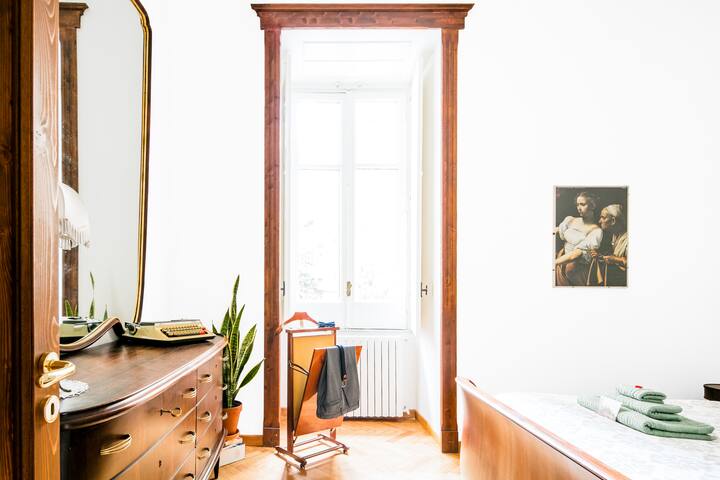 Liberty Luxe | Airy Kitchen & Cozy Living – Chiaia