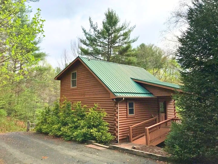 Autumn Mist - Hot Tub, Wifi, Pool Table & Dog Friendly, Gas Logs, Creekside Trout Stream - West Jefferson, NC
