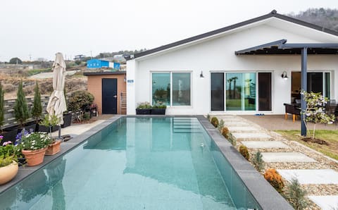 Newly renovated hotel-style accommodation
*Jacuzzi in Doldam, Jeju *Private pool villa
Spacious fron