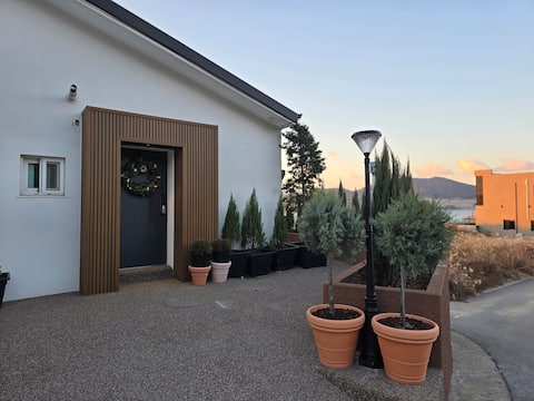 Newly renovated hotel-style accommodation in December * Jeju stone wall jacuzzi * Wide garden sea vi