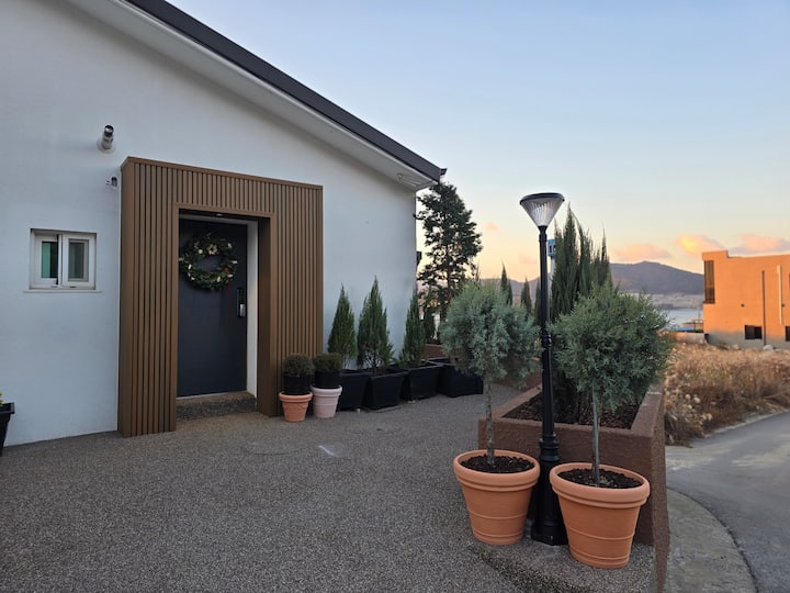 Newly renovated hotel-style accommodation
*Jacuzzi in Doldam, Jeju *Private pool villa
Spacious…